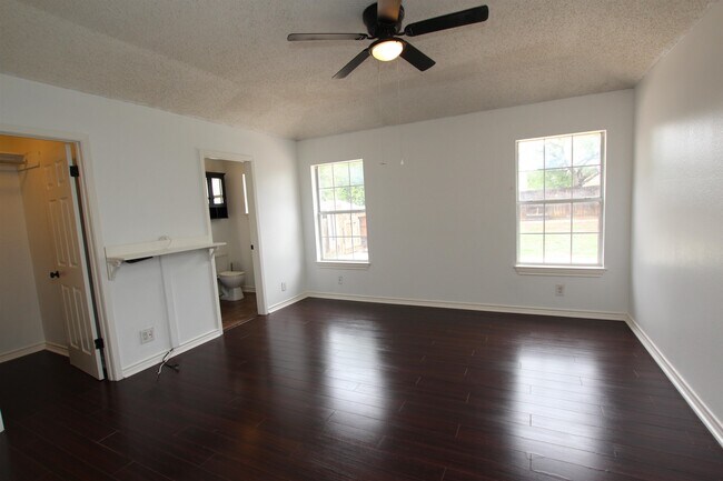 Building Photo - 125 Knoll Ave