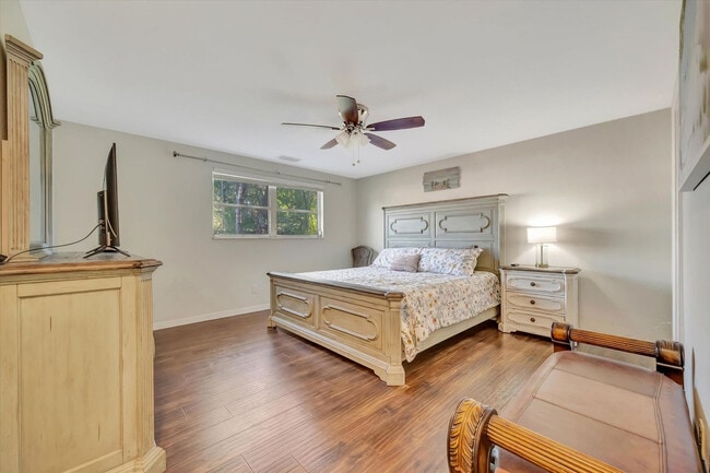 Building Photo - 2529 Croton Ave