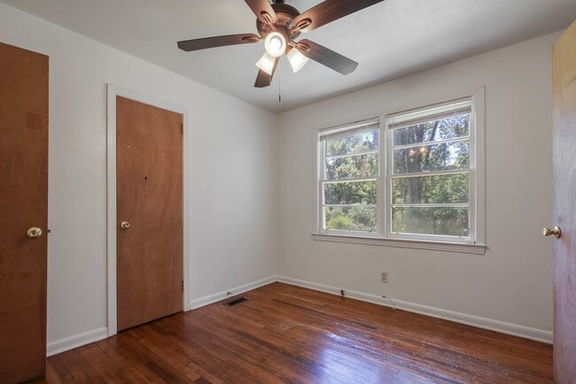 Building Photo - 4 bed 2 bath house, Walk to Stadium!! Available July 2026