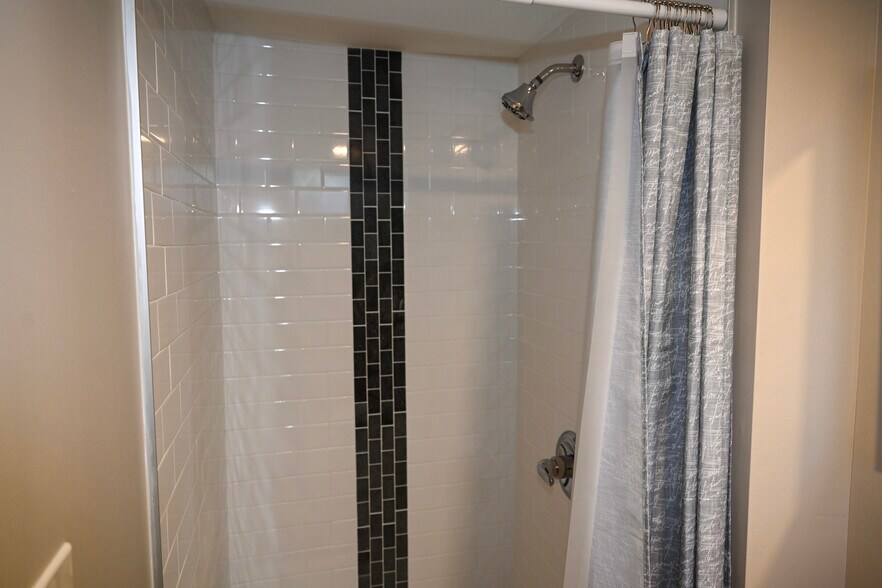 Building Photo - 1544 Oakridge Rd