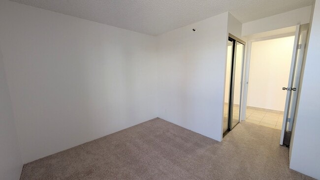 Building Photo - Newly remodeled Large 3 bed/2 bath/2 parking end unit with ocean and city views
