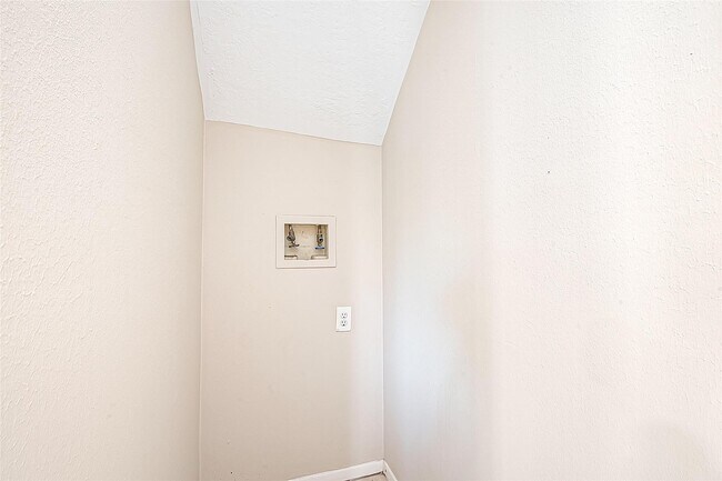 Building Photo - 15730 Oak Mountain Dr