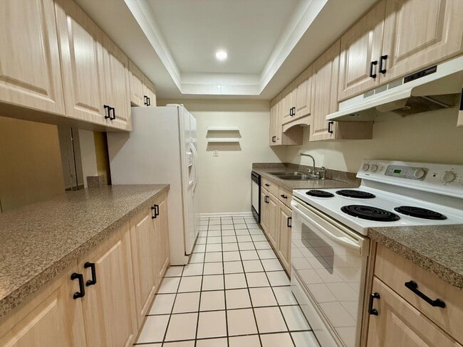 Building Photo - 775 N Village Dr