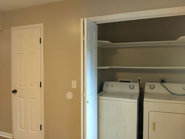 Building Photo - Spacious 2bd/1.5ba townhome
