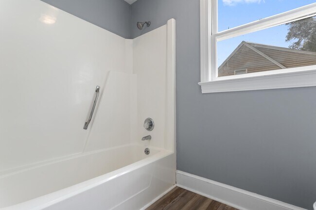 Building Photo - 1301 Roundtree Dr