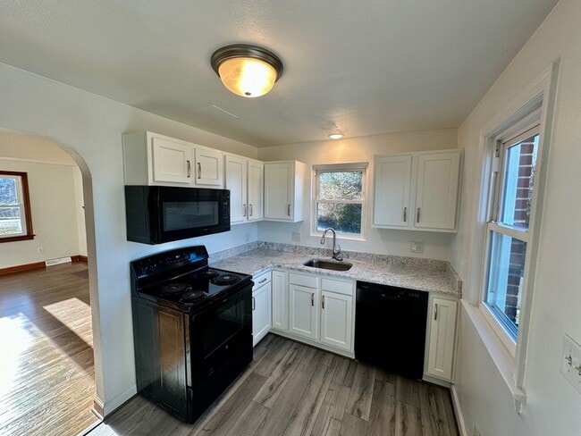 Building Photo - 2757 Meadowview Dr NW