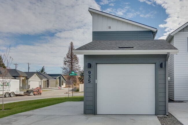 Building Photo - Beautiful 2 Bedroom Cottage Available!