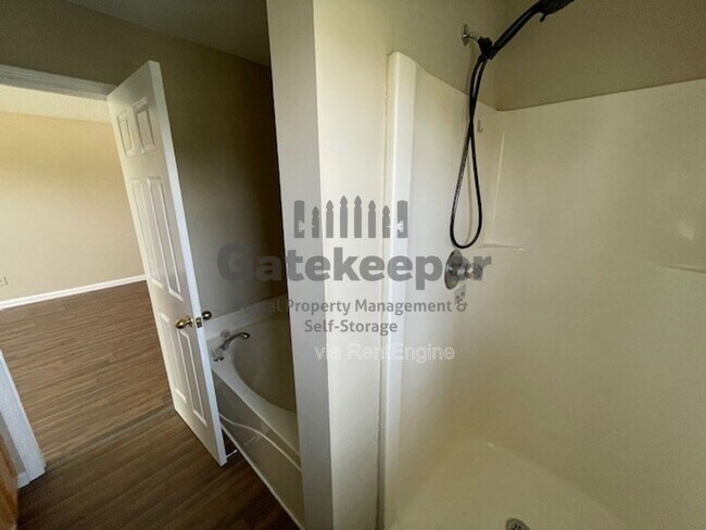 Building Photo - 10564 Village Landing