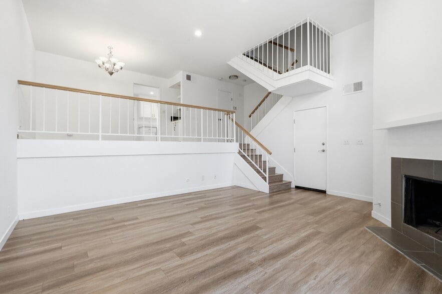 Building Photo - 9000 Vanalden Ave