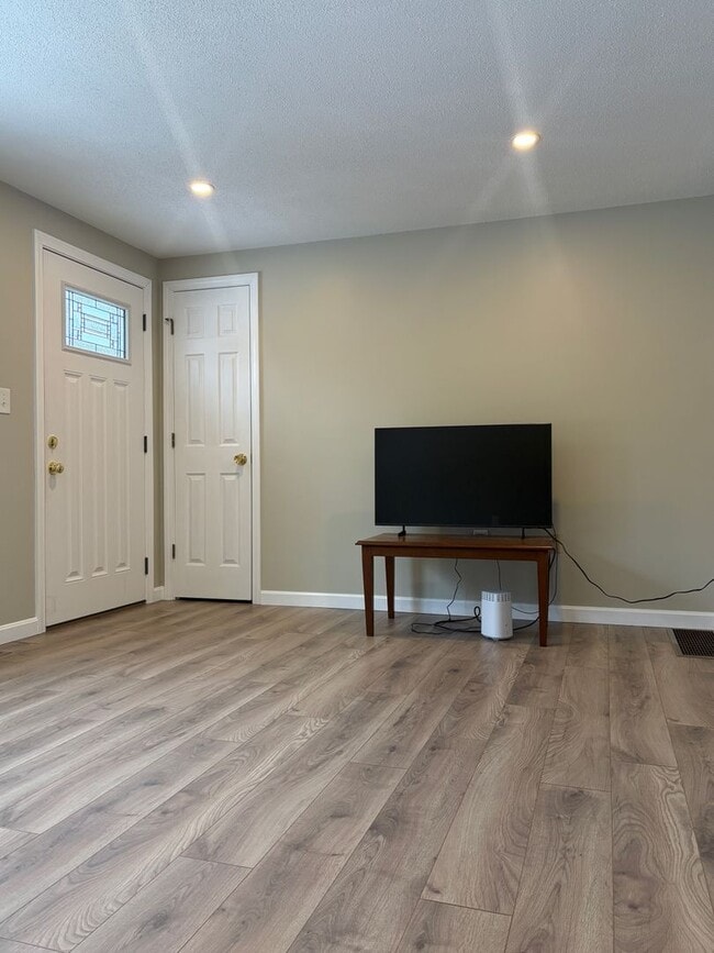 Building Photo - New to the rental market, charming 2 bedroom single family home in Wilmington, MA