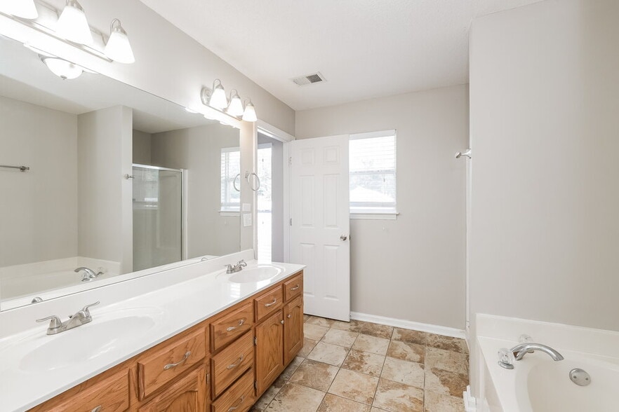 Building Photo - 7762 Parkview Cir E