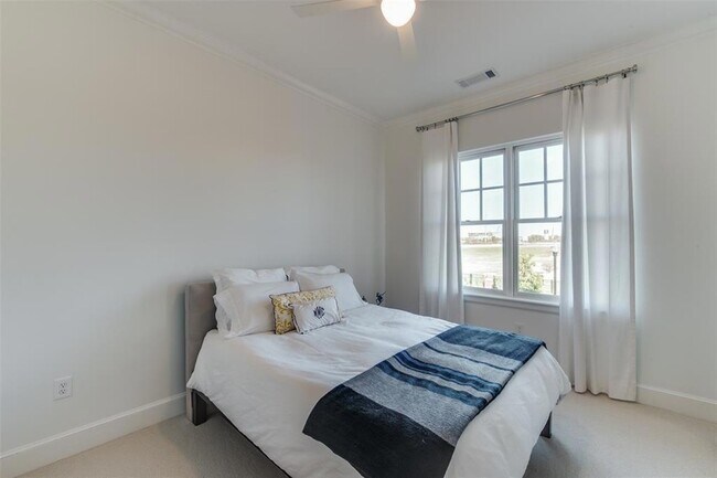 Building Photo - 418 NE 2nd St