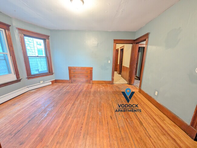 Building Photo - 582 Ferry St