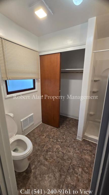 Building Photo - 3302 SW Jay Ave