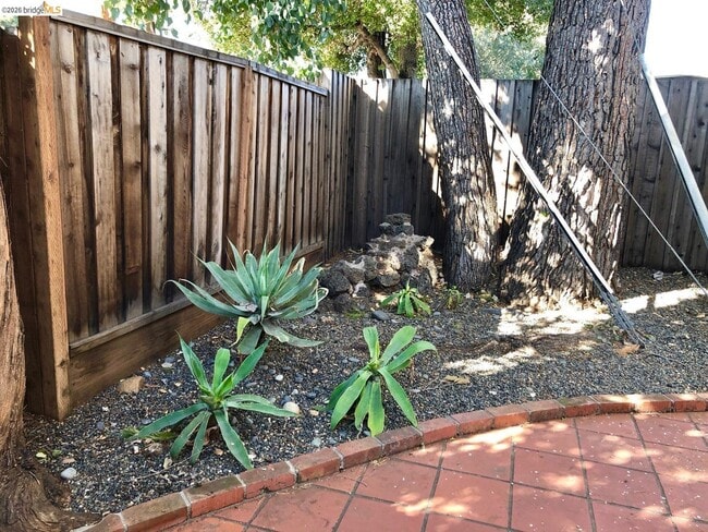 Building Photo - 21 Waverley Ct