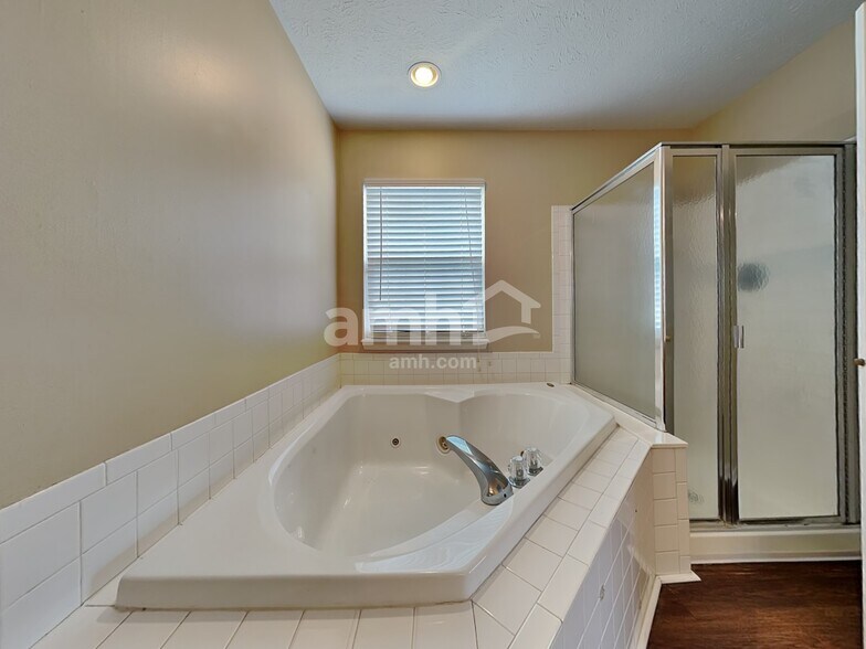 Building Photo - 3345 Crestwell Dr