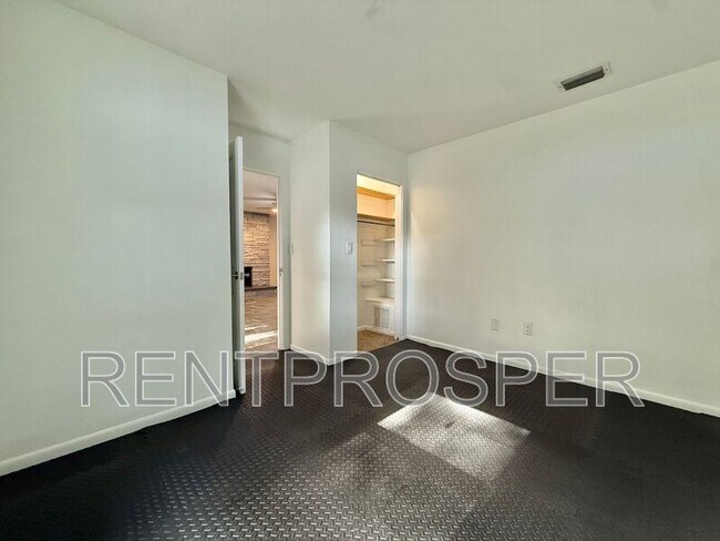 Building Photo - 207 James Dr