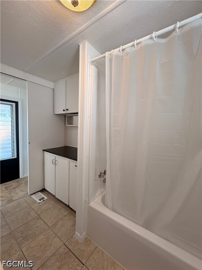 Building Photo - 121 Coachlight Ln