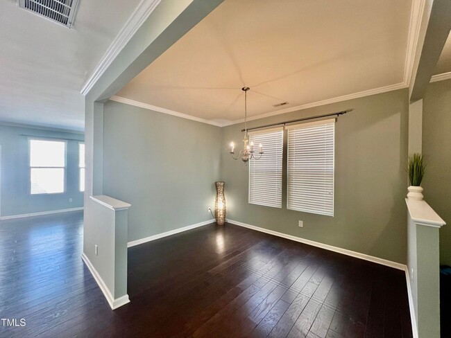 Building Photo - 4 Bedroom, 3 Full Bath End Unit Townhome i...