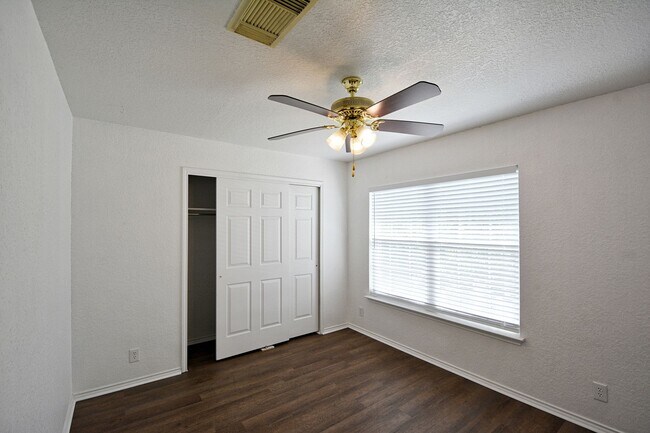 Building Photo - 858 Lincolnshire Dr