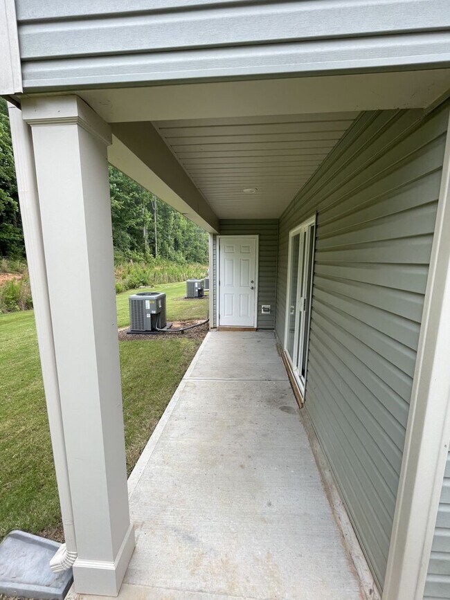 Building Photo - 3 Bedroom 2.5 Bath Town home