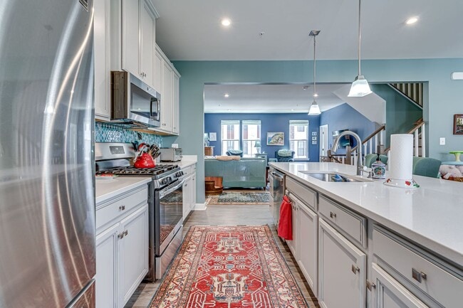 Building Photo - Modern 3 BR Townhome in Village of Towne Square Includes Trash, Cable/internet and Landscaping!