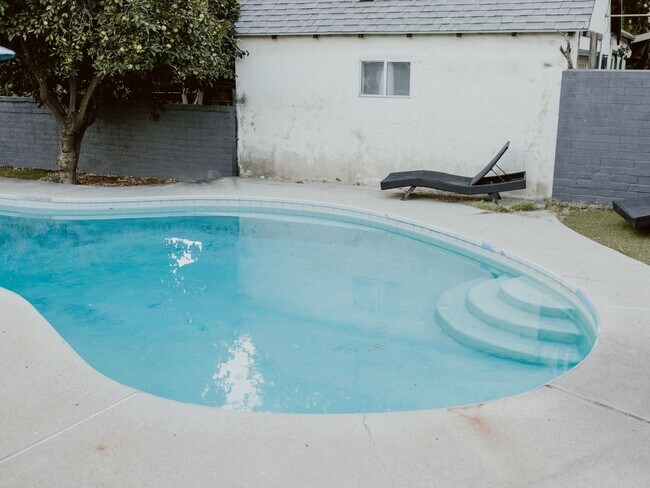 Building Photo - 6 Bedroom 4 Bath with Pool and yard space