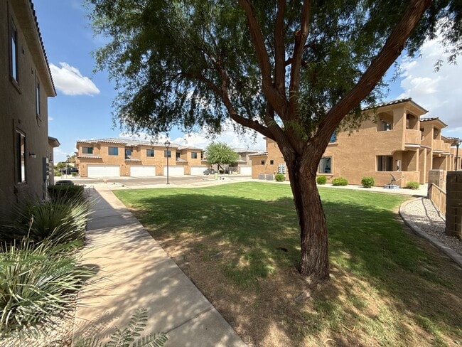 Building Photo - Luxury End Unit in El Dorado Condo for Rent