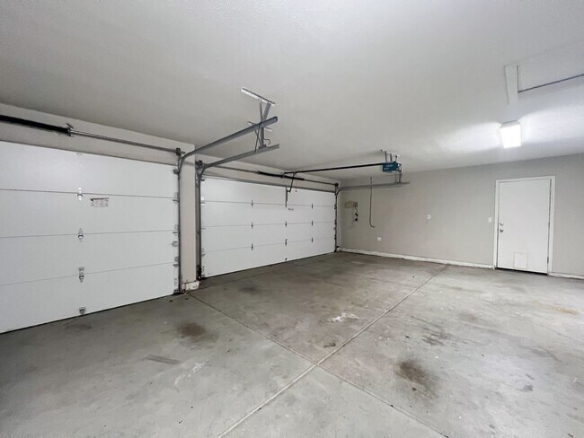 Building Photo - Spacious Single Story Three Bedroom Home