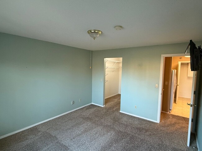 Building Photo - * MOVE-IN SPECIAL * 2-bedroom Condo for re...