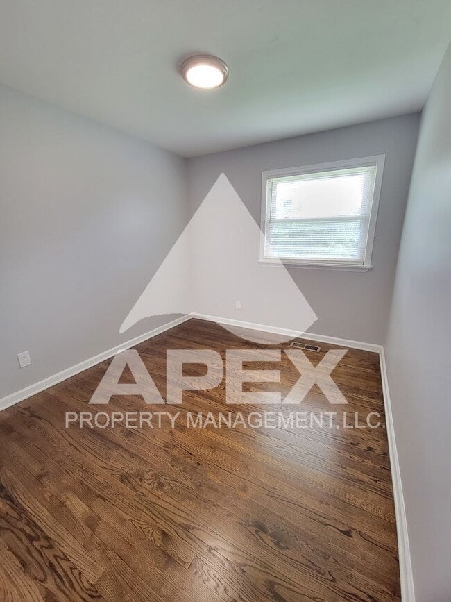 Building Photo - Renovated - 3 Bd 1 Ba Single Family home i...