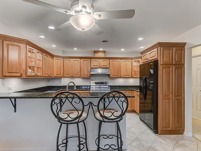 Building Photo - "Charming 2-Bed, 2-Bath Retreat in the Heart of Hinsdale – Spacious 2071 Sq Ft Haven!"