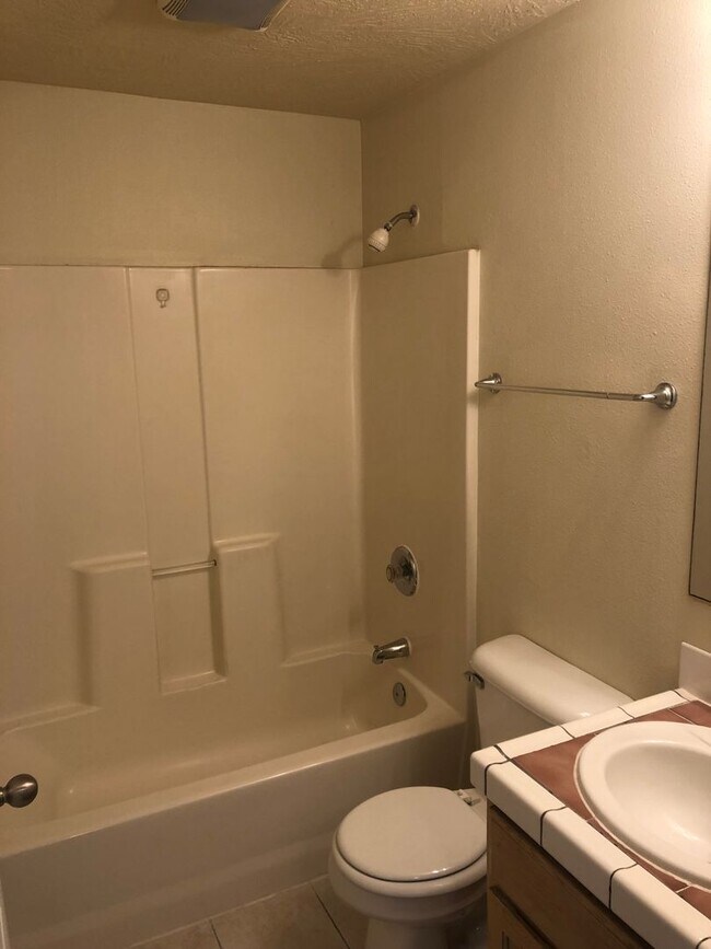 Building Photo - Updated Duplex - 3 Bedroom 1.5 Bath