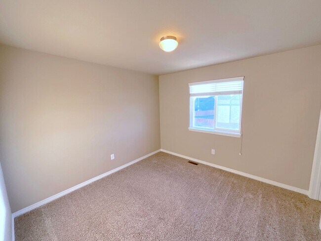 Building Photo - 4 Bedroom Home Available Near Londonderry Dr & Eastonville Rd!