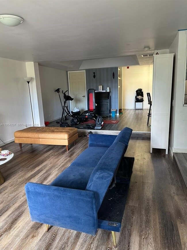 Building Photo - 3720 Inverrary Dr