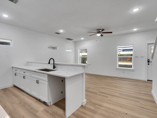 Building Photo - 8409 Mahalia Dr