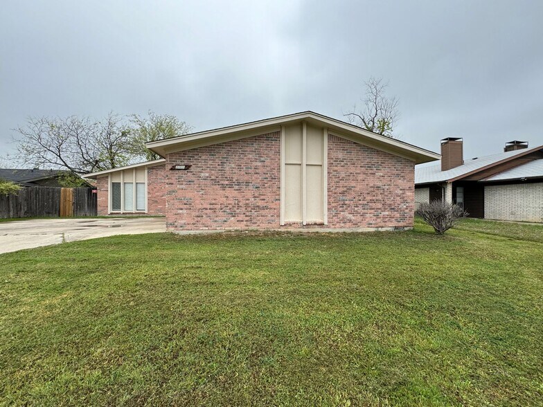 Building Photo - 2209 Wheeler Ave