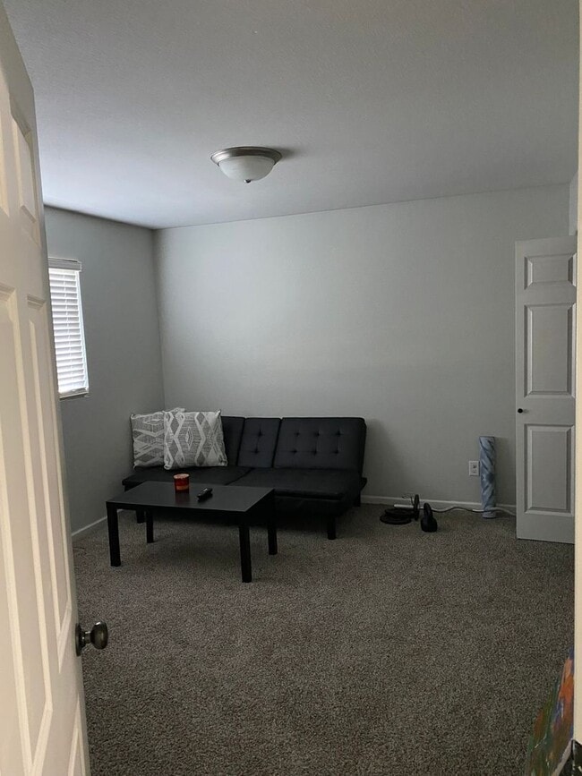 Building Photo - 3bed 2.5 bath Twinhome SORRY NO PETS!!