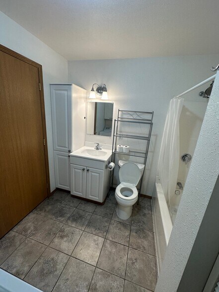 Building Photo - 1517 E Calkins Dr