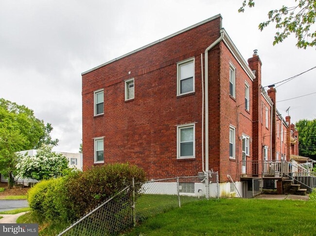 Building Photo - 1726 Redwood Ave