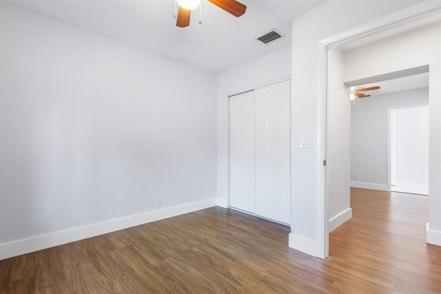 Building Photo - 9611 Saddlebrook Dr