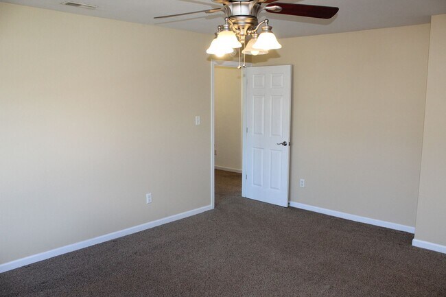 Building Photo - Beautiful 4 BR w/fenced yard in Brownsburg!