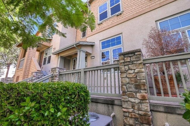 Building Photo - 405 Washington Square