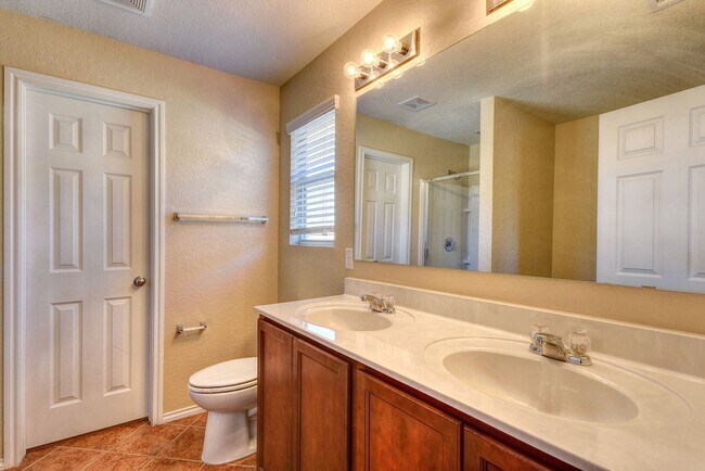 Building Photo - 4 Bedroom/3 Bath Ridge of Silverado Hills Subdivision