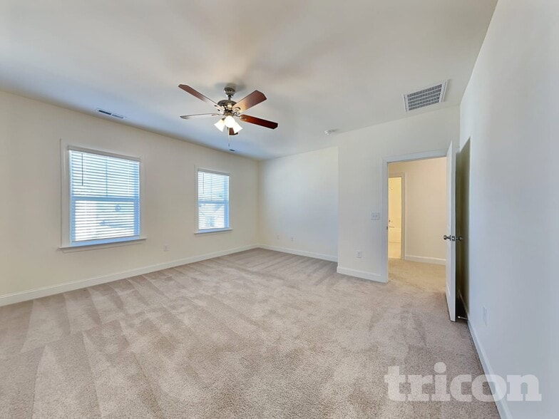 Building Photo - 402 Porterfield Dr