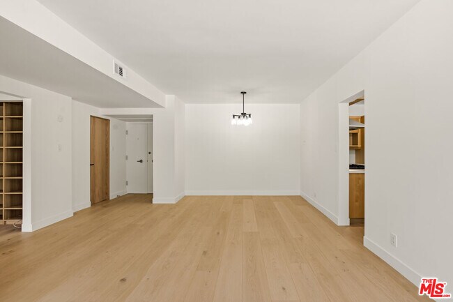 Building Photo - 8787 Shoreham Dr