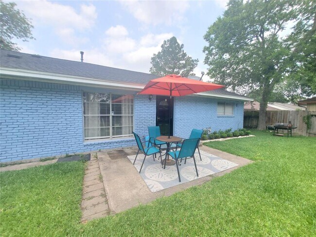 Building Photo - 8815 Bellaire Blvd