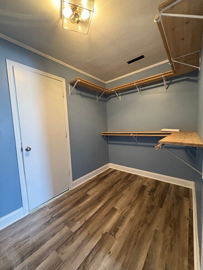 Building Photo - 1303 Collett Ln