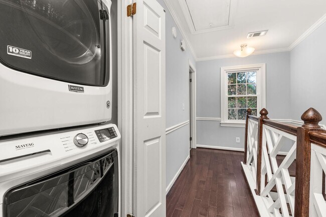 Building Photo - Townhome LOCATION!