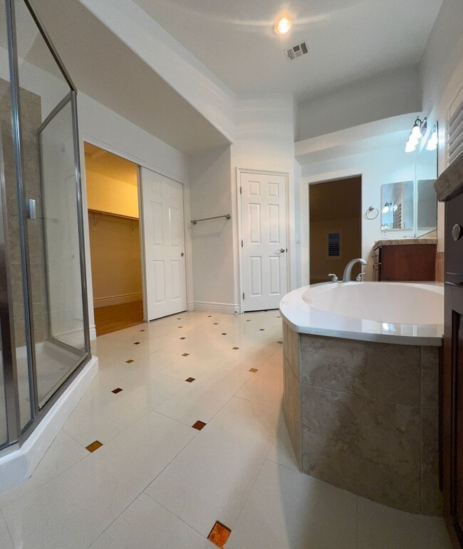 Building Photo - LUXURY LIVING • GOLF COURSE VIEW • GUARD-GATED COMMUNITY